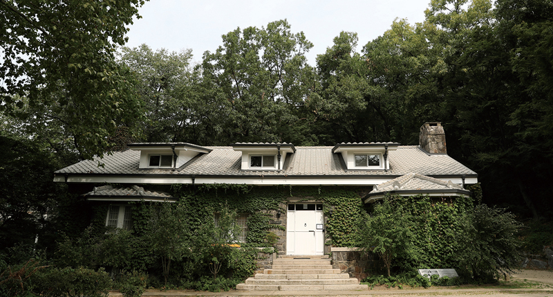 Underwood Memorial House, located within the Yonsei University campus, was built by Horace Horton Underwood (Korean name Won Han-gyeong) as his home in 1927. His grandson Horace Grant Underwood III (Korean name Won Il-han) lived in the house until 1974.