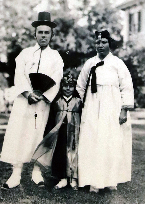 Horace Horton Underwood and his family pose for a picture while clad in Hanbok in 1923.