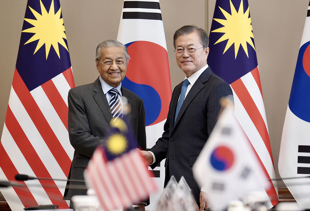   President Moon Jae-in (right) and Malaysian PM Mahathir Mohamad on Nov. 28 pose for a photo ahead of their summit at Cheong Wa Dae.