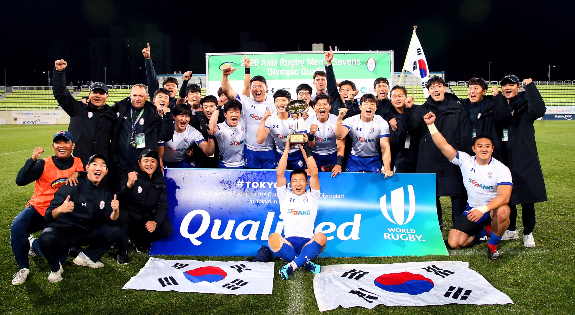 The Korea team on Nov. 24 rejoices over a victory at the Namdong Asiad Rugby Field in Incheon, after securing the spot in the men's rugby sevens at Tokyo 2020 by beating Hong Kong.