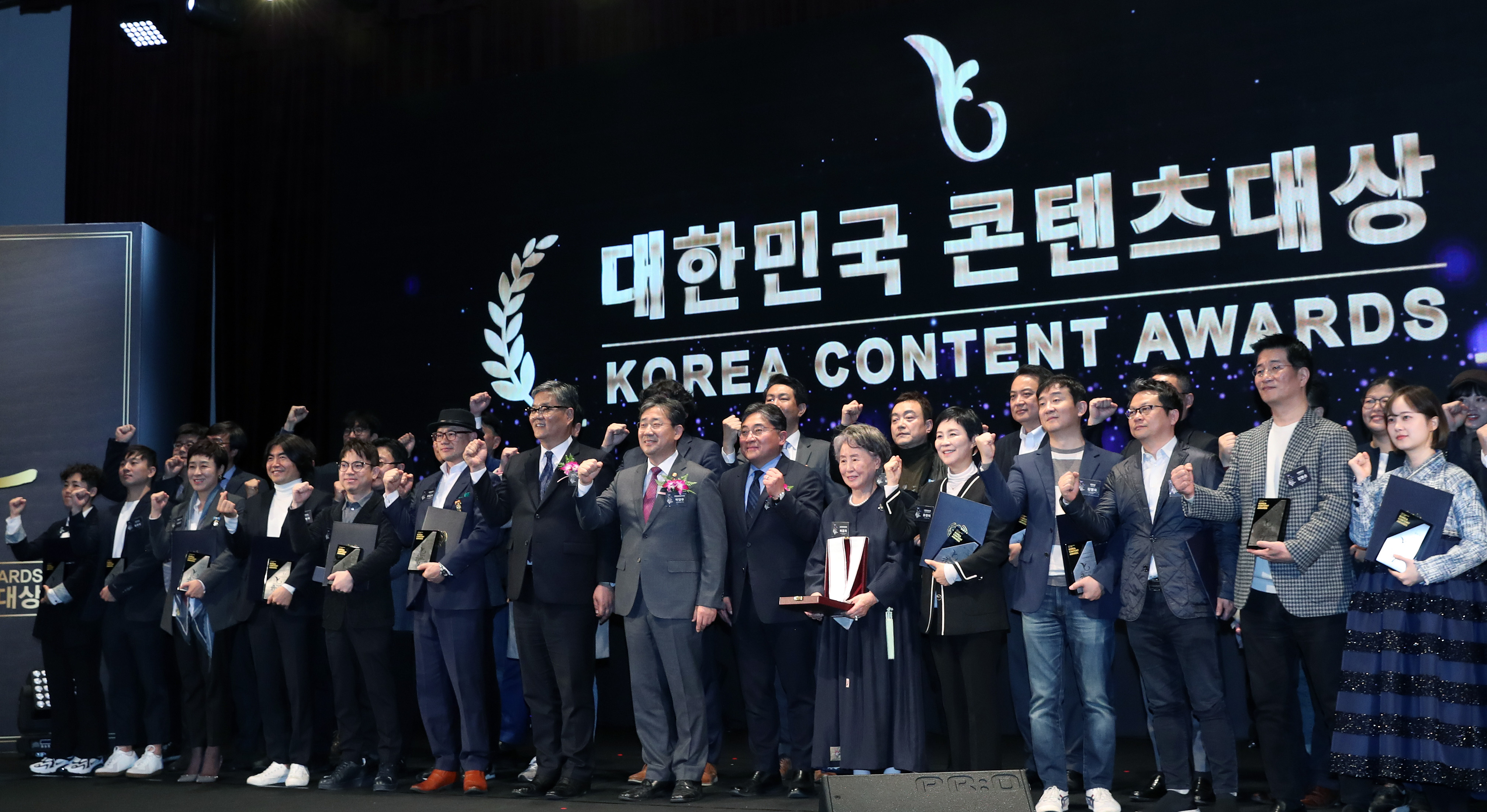 Minister of Culture, Sports and Tourism Park Yang-woo (eighth from left in front row) on Dec. 11 poses for a photo with the winners of&nbsp;the 2019 Korea Content Awards held at the Seoul COEX.