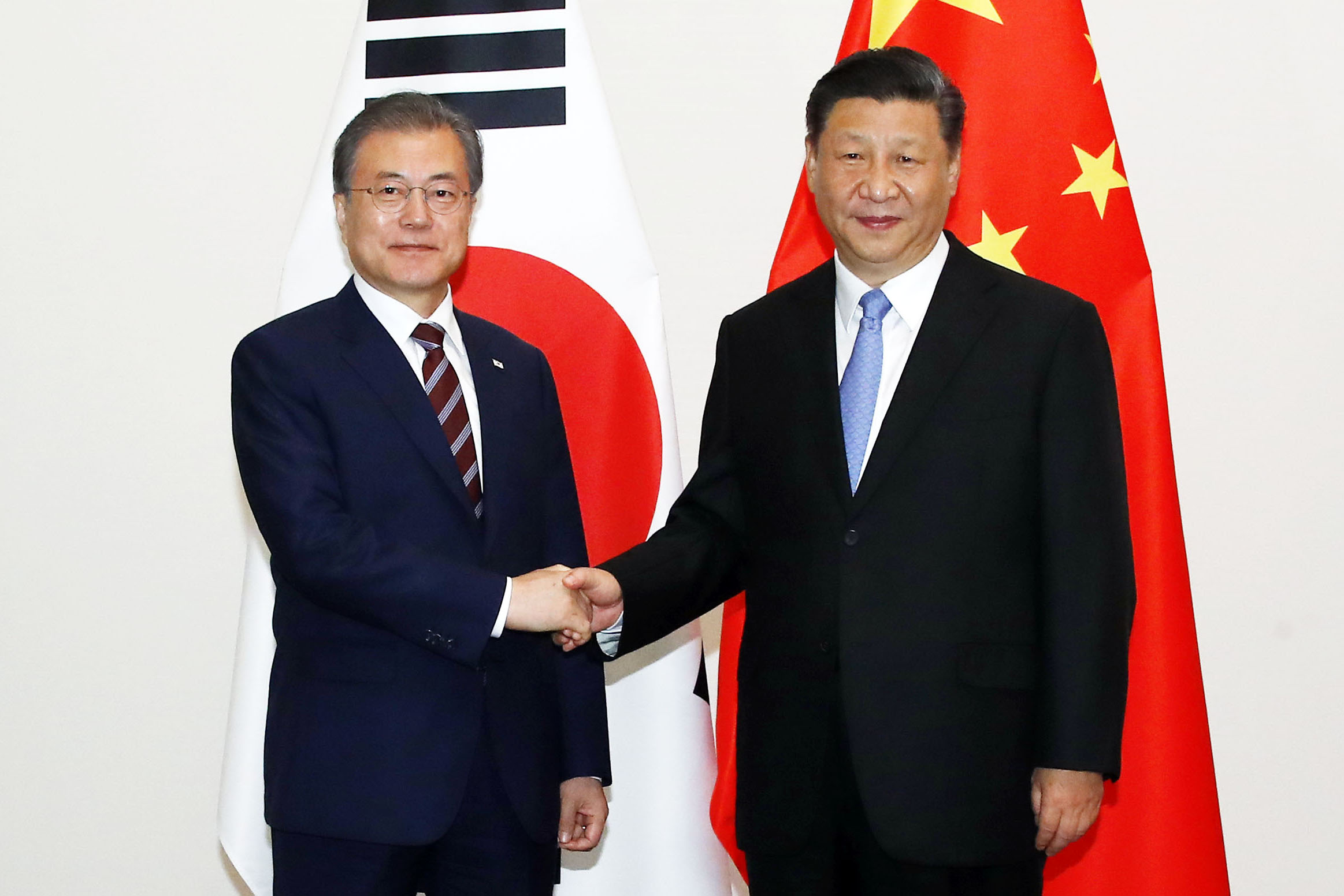 President Moon Jae-in (left) on June 27 shakes hands with Chinese President Xi Jinping before their bilateral talks on the sidelines of the G-20 summit in Osaka Japan. (Yonhap News) 