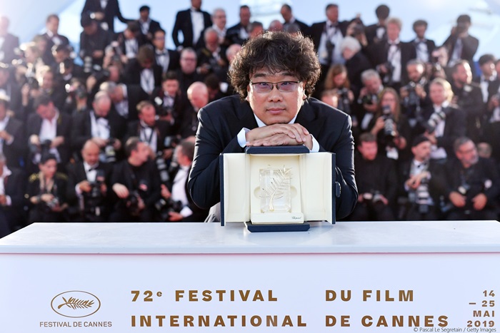Bong Joon-ho on May 26 poses with the Palme d'Or, the top award of the Cannes Film Festival, that he earned for his black comedy 