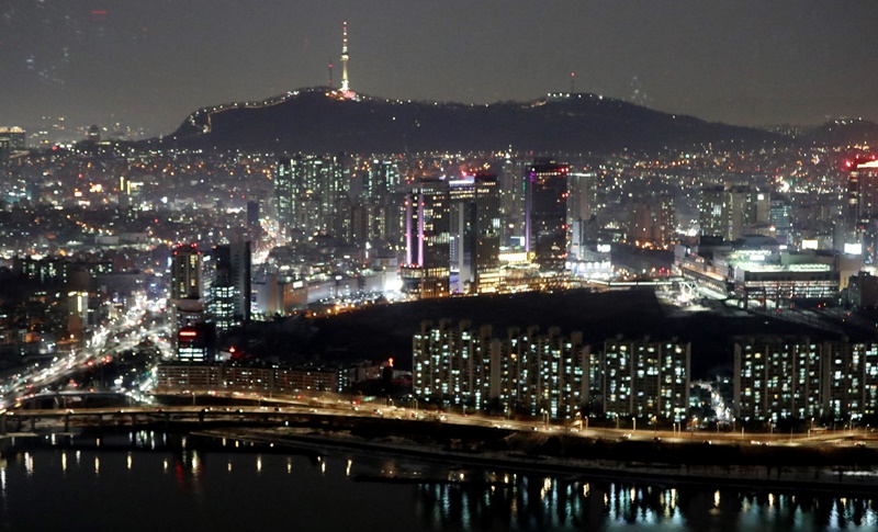 ▲ 문화체육관광부 해외문화홍보원이 4일 발표한 온라인 설문조사 '2019 대한민국 국가이미지' 조사 결과에 따르면 한국의 국가이미지를 긍정적으로 평가하는 주된 요인으로 대중문화, 경제수준, 문화유산 등이 열거됐다. 사진은 각종 조명이 빛나고 있는 서울 시내. 연합뉴스
