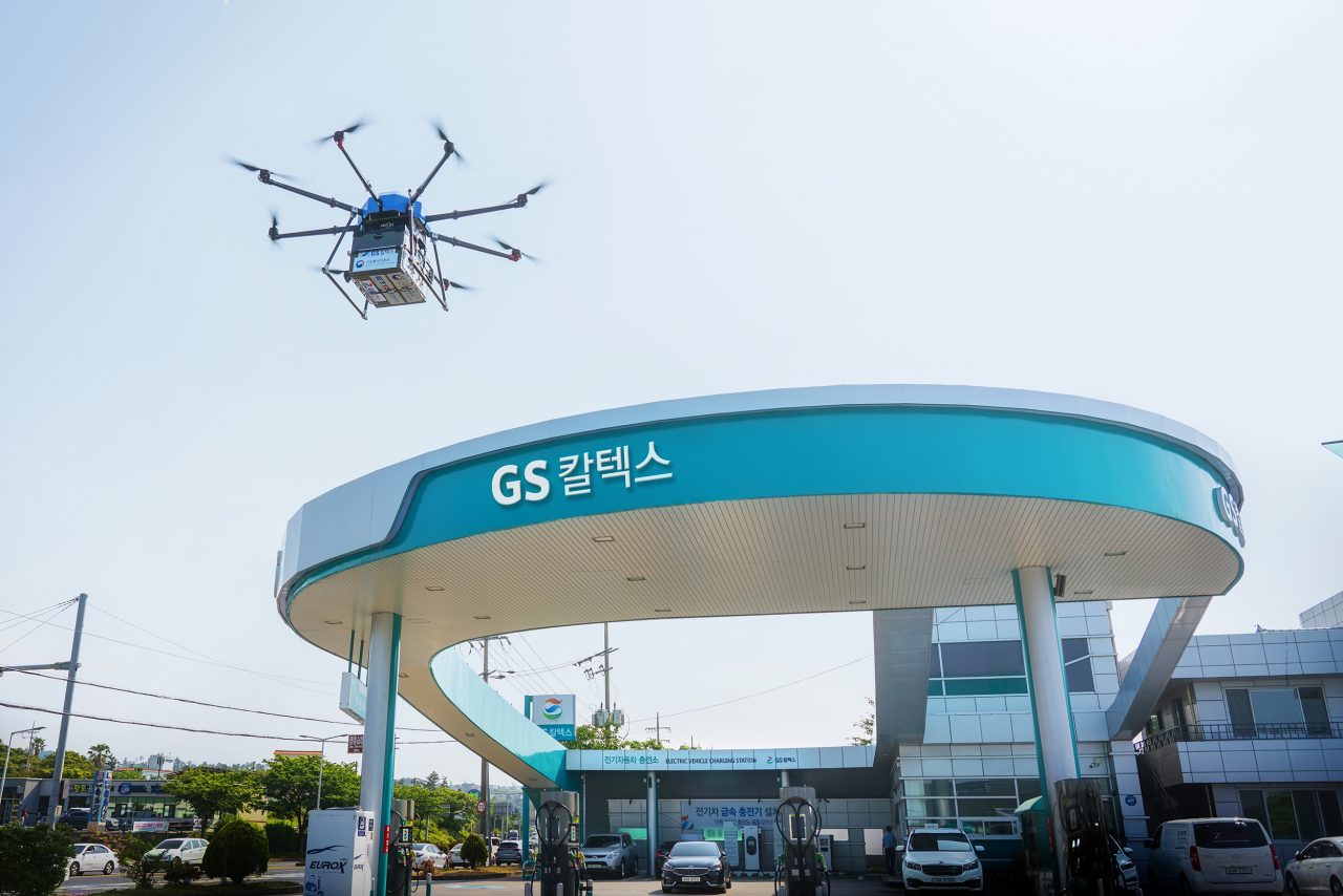 산업통상자원부와 한국전자통신연구원은 8일 제주도 GS칼텍스 무수천주유소에서 ‘드론 활용 유통물류혁신 실증 시연 행사’를 개최했다. 사진은 시연에 사용된 드론이 이륙하는 모습. GS칼텍스