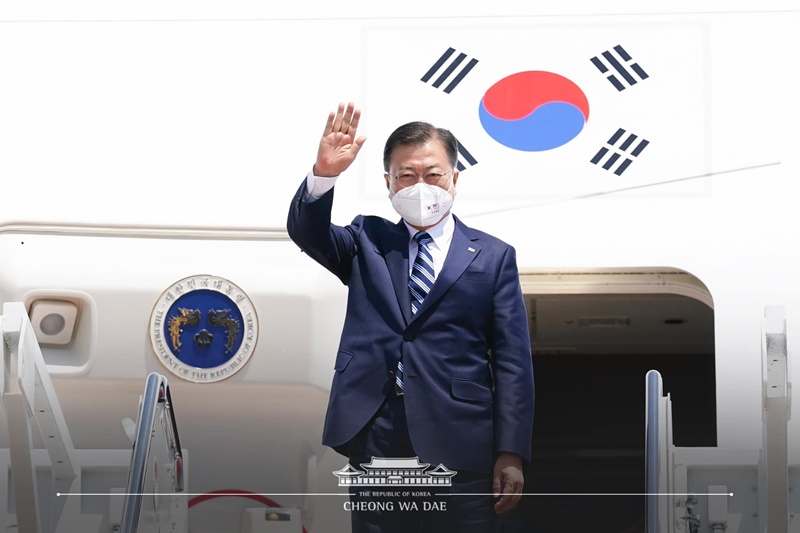 ▲ 한미 정상회담 참석차 출국한 문재인 대통령이 19일 오후(현지시각) 미국 워싱턴 앤드류스 공군기지에 도착해 전용기에서 내리며 손을 흔들고 있다. 청와대 페이스북