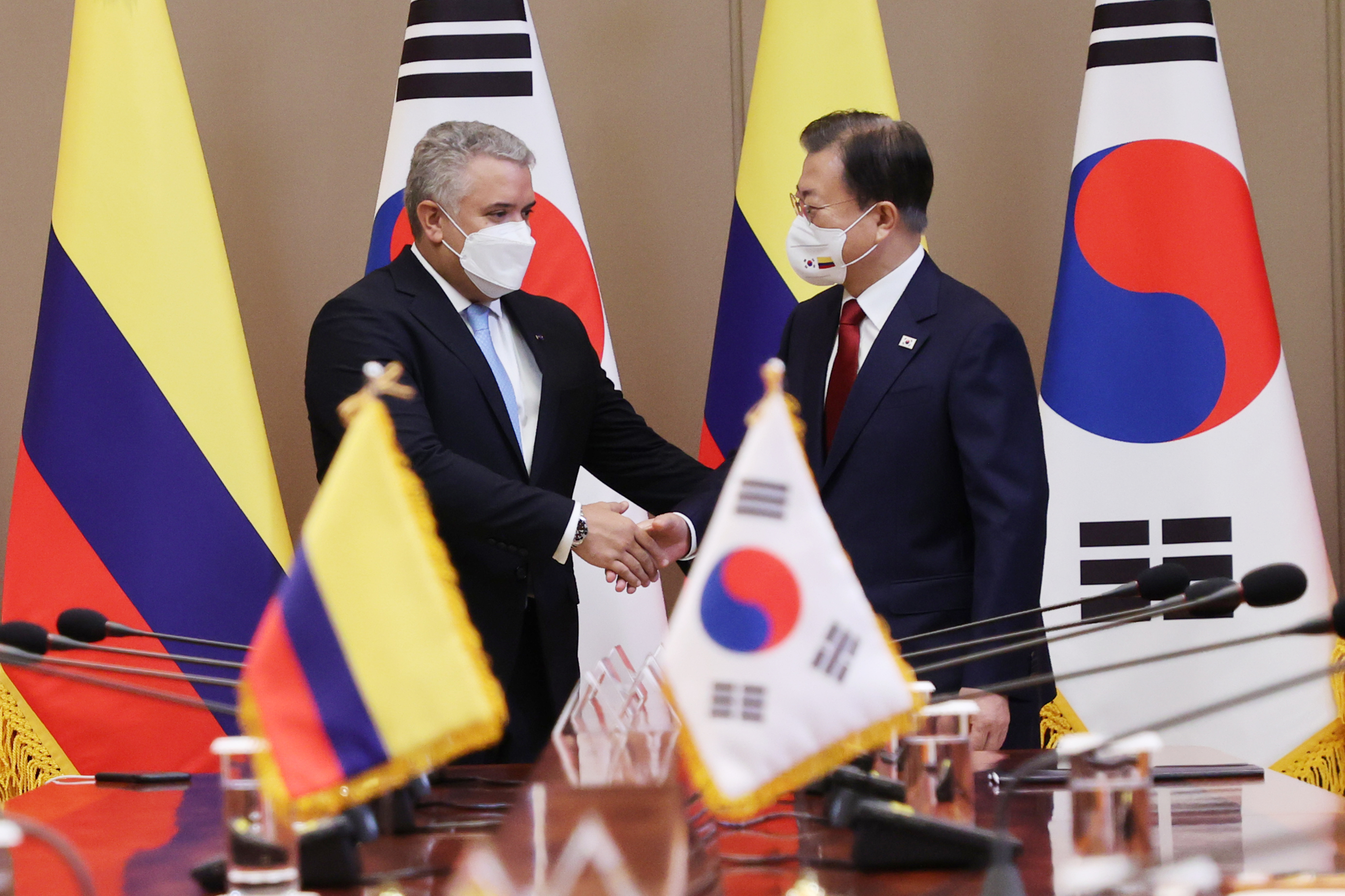 ▲ 문재인 대통령이 25일 청와대에서 열린 한-콜롬비아 정상회담에서 이반 두케 마르케스 콜롬비아 대통령과 악수하고 있다. 연합뉴스