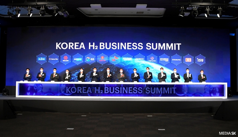 ▲ 8일 오전 경기 고양시 킨텍스 제2전시장에서 열린 ‘코리아 H2 비즈니스 서밋(Korea H2 Business Summit)’ 창립총회에 참석한 주요 대기업 총수들이 기념사진 촬영을 하고 있다. SK그룹