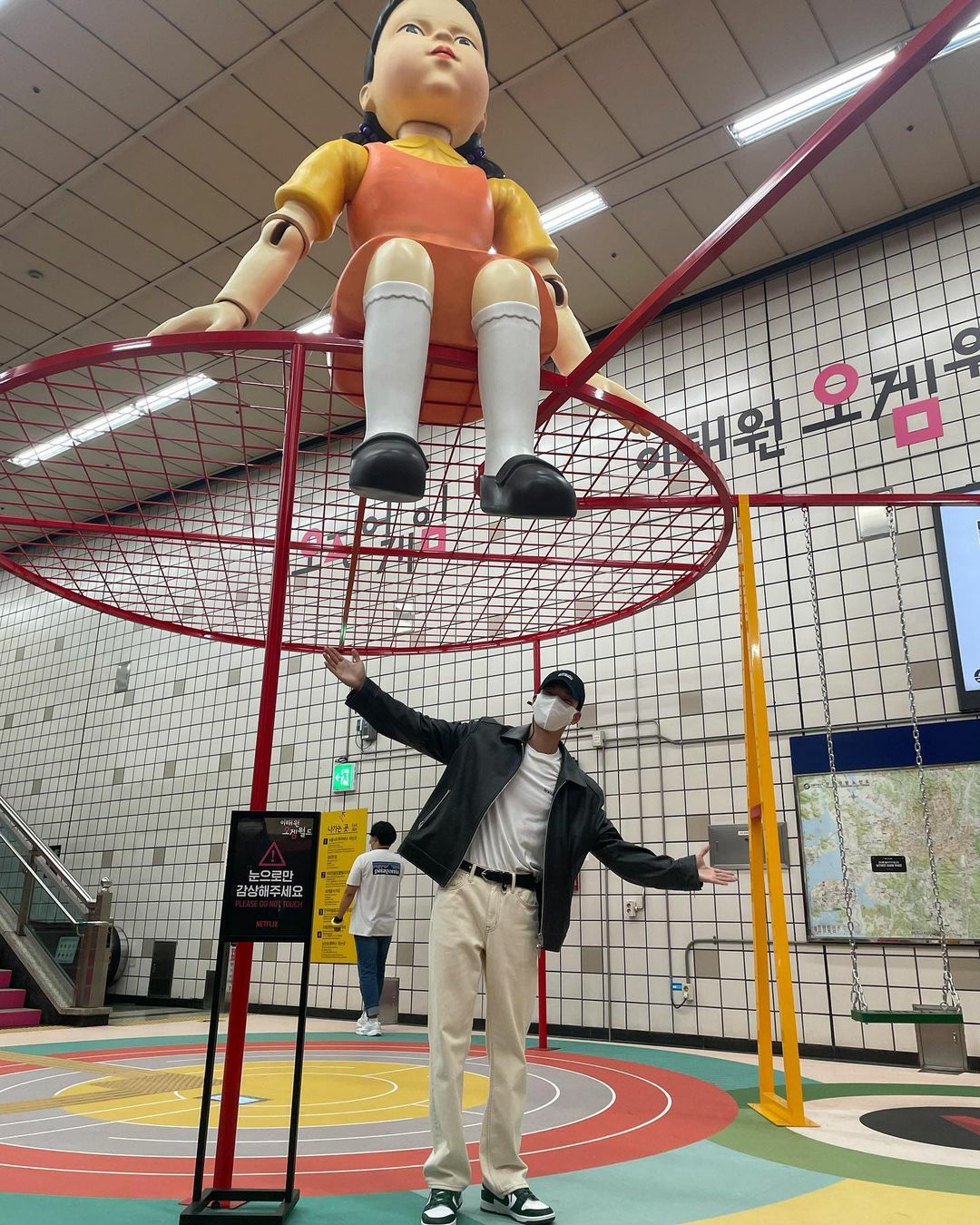 Wi Ha Joon who plays Hwang Jun Ho visits Squid Game World