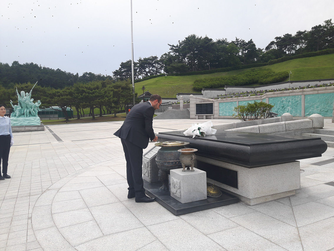 Mr. Tsalikian pays tribute to fallen victims of Gwangju uprising heroes' memorial.