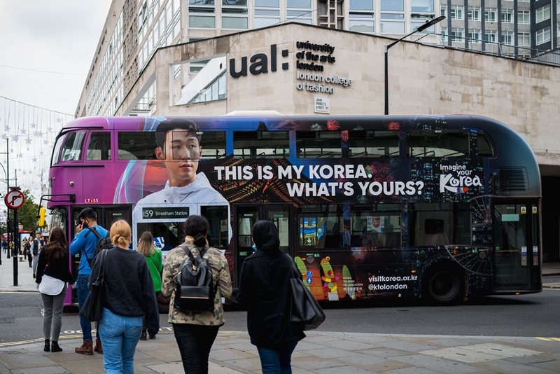 ▲ 17일(현지시간) 영국 런던 시내를 오가는 2층 버스에 부착된 손흥민(토트넘 홋스퍼) 선수의 얼굴이 들어간 광고. 문화체육관광부