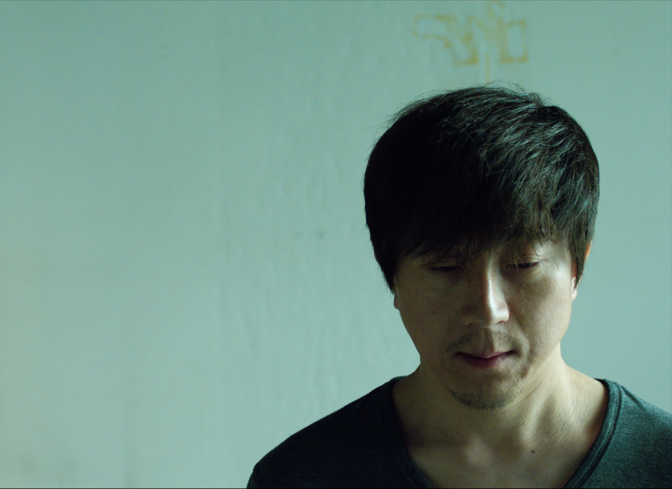 Lim Hojun’s character struggles to reach enlightenment in “Not One and Not Two” (photo by Seo Bohyung)