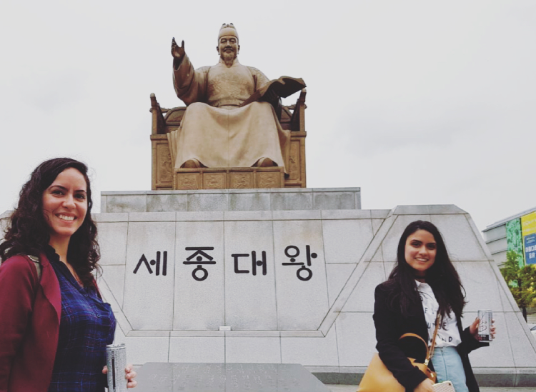 Ale Anjos and her sister in front of the statue of King Sejong the Great in October 2017