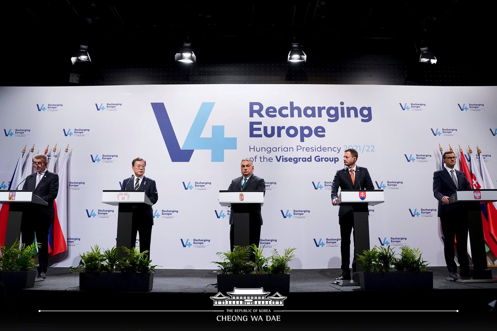 President Moon Jae-in on Nov. 4 makes a joint announcement after the Korea-Visegrad Group summit at the news conference room of Varkert Bazar (Castle Garden Bazaar) in Budapest, Hungary. From left are Czech Prime Minister Andrej Babis, President Moon, Hungarian Prime Minister Viktor Orban, Slovakian Prime Minister Eduard Heger and Polish Prime Minister Mateusz Morawiecki.</p></div>