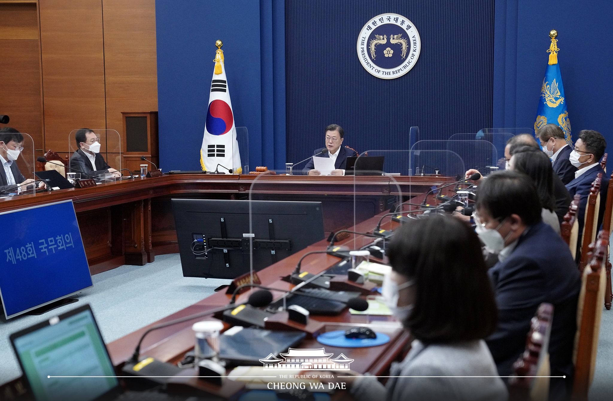 President Moon Jae-in on the morning of Nov. 9 chairs an online Cabinet meeting at the videoconference room of Cheong Wa Dae. (Cheong Wa Dae's official Facebook page)