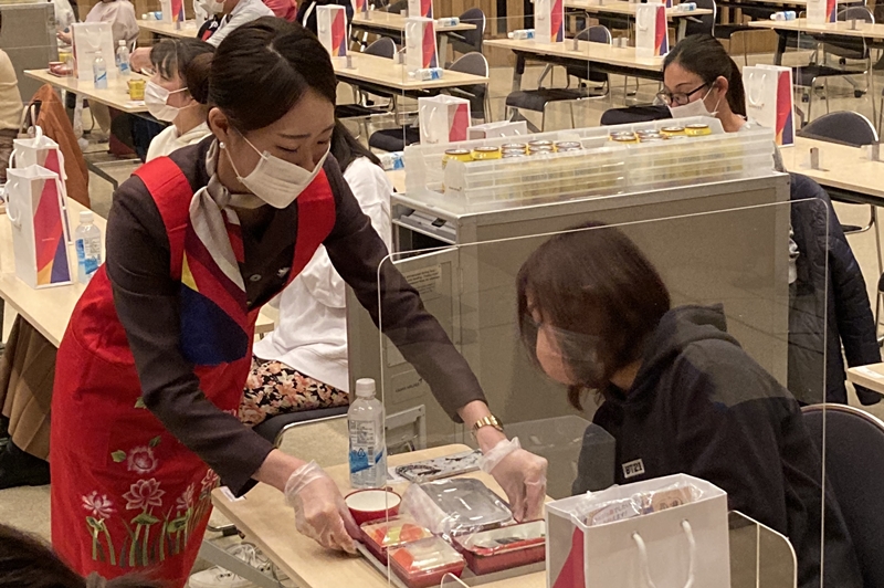 ▲ 아시아나항공 직원이 기내식 체험행사에 참가한 일본인에게 기내식을 제공하고 있다. 한국관광공사