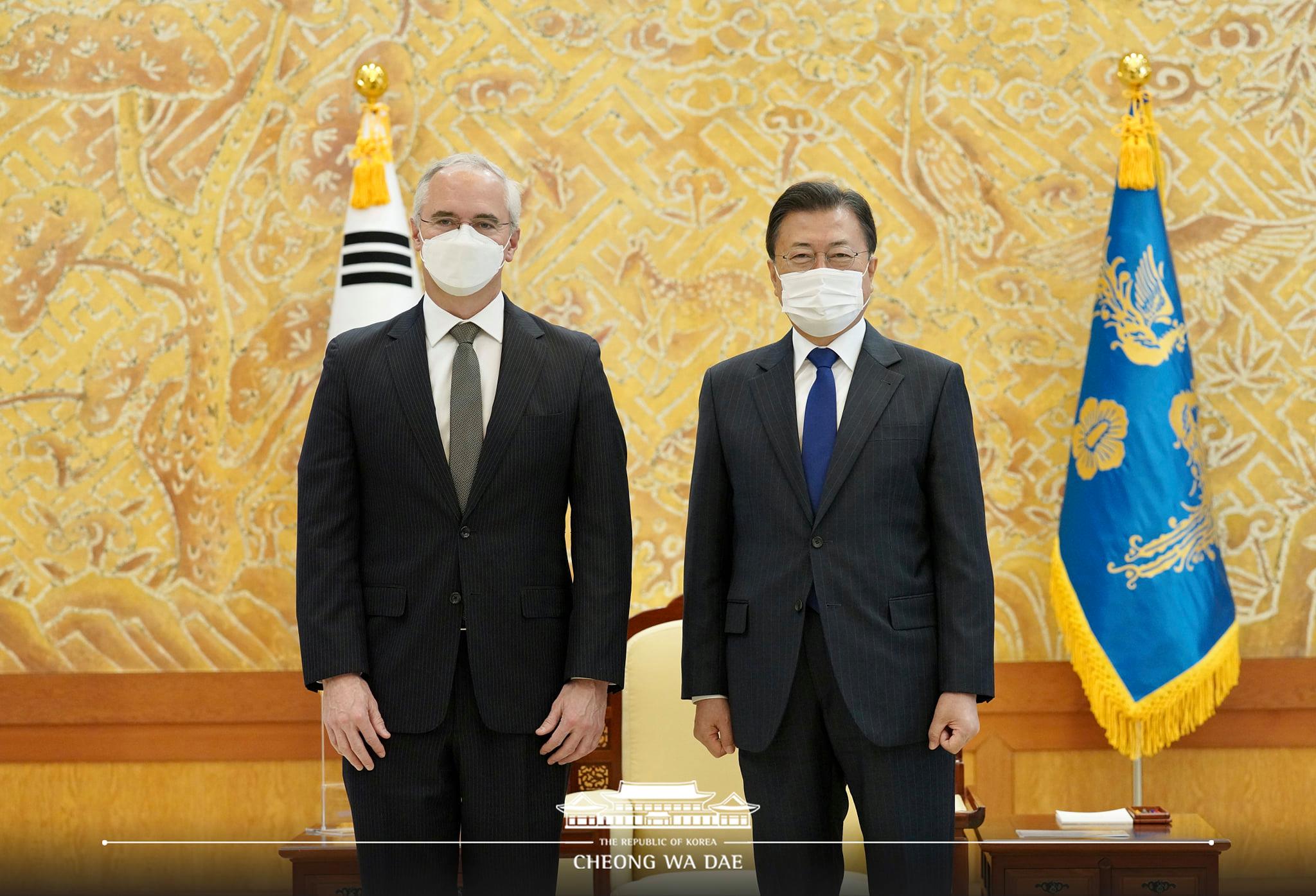 President Moon Jae-in on Nov. 16 poses for a photo with Richard Hatchett, chief of the Norway-based Coalition for Epidemic Preparedness Innovations, in their meeting at Cheong Wa Dae. (Cheong Wa Dae's official Facebook)