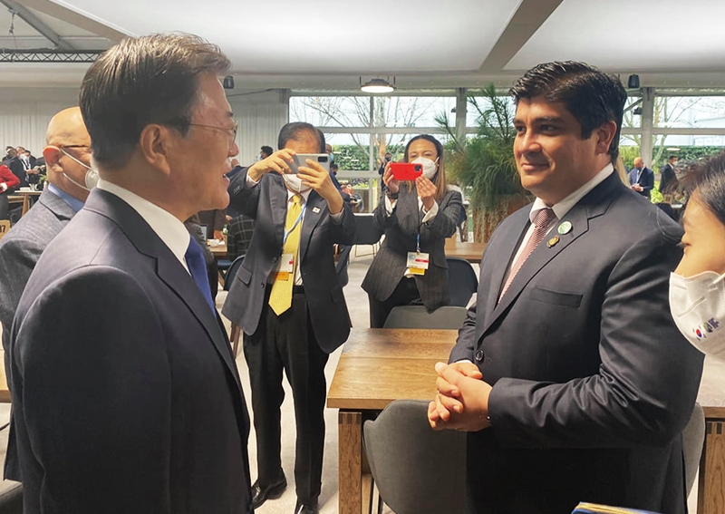 Costa Rican President Carlos Alvarado Quesada from Nov. 21-24 will make a state visit to Korea. Shown here on Nov. 1 is President Moon Jae-in talking to President Alvarado at the 26th United Nations Climate Change Conference (COP26) in Glasgow, the U.K. (Cheong Wa Dae's official Facebook page)