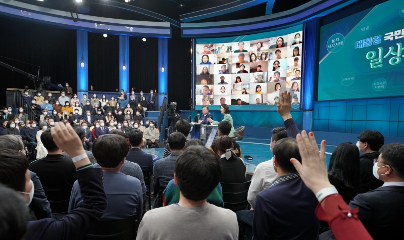 ▲ 문재인 대통령이 21일 오후 서울 여의도 KBS 공개홀에서 열린 2021 국민과의 대화에서 패널들에게 질문받고 있다. 연합뉴스