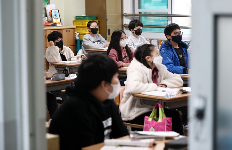 ▲ 전국 모든 유치원과 초·중·고교가 22일부터 전면 등교를 재개했다. 사진은 이날 오전 대전시 서구 둔산동 둔산초등학교에서 수업을 듣는 학생들. 연합뉴스