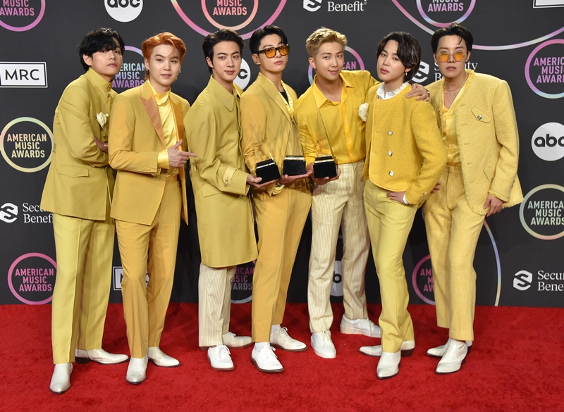BTS on Nov. 21 takes a commemorative photo after winning three awards including Artist of the Year at this year's American Music Awards in Los Angeles. (Yonhap News)