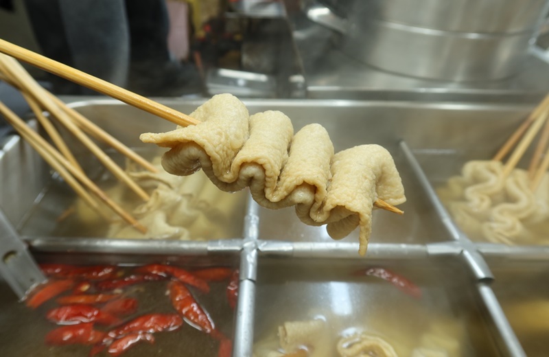 eomuk</span>(fishcake) and its warm soup quickly warm up people in freezing weather. (Kim Yeojin)