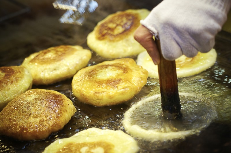 Hotteok </span>is a sweet pancake with glutinous rice dough filled with brown sugar and pressed flat on an oiled iron plate. (iclickart) *[Unauthorized reproduction and redistribution of the above photo is strictly prohibited under copyright laws and regulations]