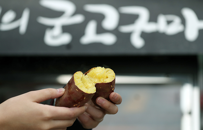 Gungoguma</span> (roasted sweet potato) is eaten hot while blowing on it, making it a perfect winter snack. (Korea.net)