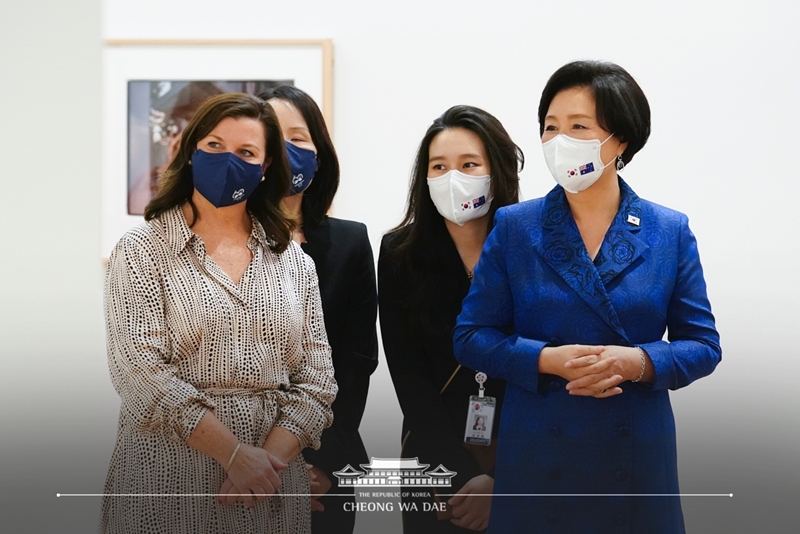 ▲ 문재인 대통령과 함께 호주를 국빈 방문한 김정숙 여사(오른쪽)는 13일 제니 모리슨 호주 총리 부인 초청으로 호주 캔버라 국립초상화 미술관에 방문해 ‘여성이 역사 만든다’ 특별전을 관람했다. 김 여사는 “한-호주 수교 60주년을 맞이해 호주의 역사를 만들어온 많은 인물의 초상을 관람하게 돼 뜻깊다”며 “앞으로 한국과 호주 간 다양한 방면에서 문화 교류가 확대되기를 바란다”고 말했다. 청와대 페이스북