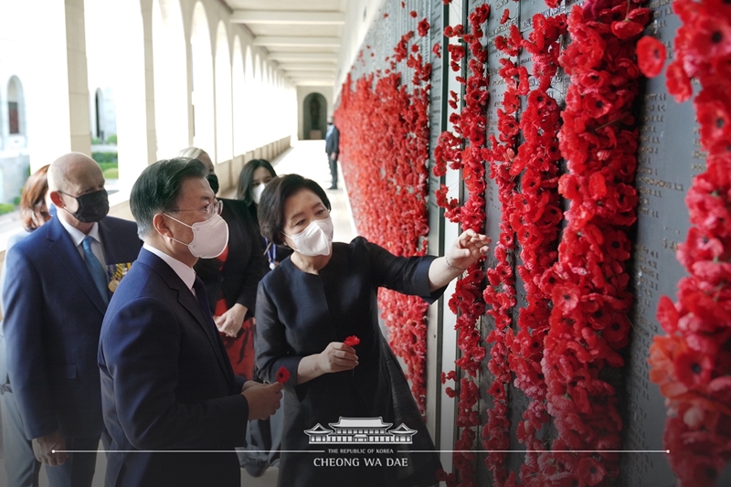 ▲ 문재인 대통령과 김정숙 여사는 6.25 전쟁 당시 호주군이 활약했던 가평전투 70주년을 맞아 13일 ‘전쟁기념관’과 ‘한국전 참전기념비’를 차례로 방문했다. 먼저 전쟁기념관을 방문한 문 대통령 부부는 무명용사의 묘에 헌화한 뒤 참전용사들의 넋을 기렸다. 이어 한국전 참전기념비를 찾아 호주 참전용사들에게 경의를 표했다. 양국은 2019년 유해발굴 MOU를 체결해 한국에서 실종된 호주군 참전 용사들을 끝까지 찾기 위해 노력하고 있으며 2020년부터는 경기도 가평군 자라섬에 ‘우정의 호주 정원’을 조성했다. 청와대 페이스북