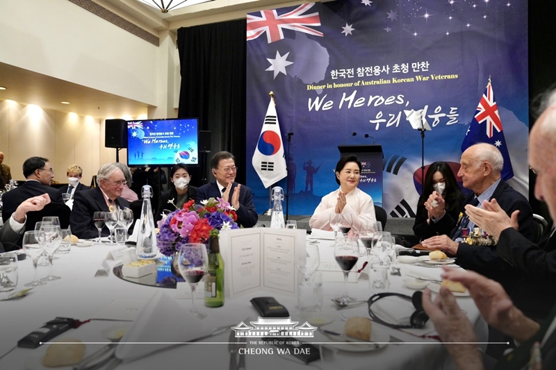 ▲ 문재인 대통령은 13일 오후 6.25전쟁 참전용사와 유가족들을 초청해 그들의 희생과 헌신에 감사를 전하는 자리를 마련했다. 문 대통령 내외를 비롯해 더튼 국방장관, 앤드류 지 보훈장관 등 호주 연방정부 관계자와 호주 참전용사 및 유가족 등 60여 명이 참석했다. 문 대통령은 “대한민국의 자유와 평화를 수호한 참전용사들의 인류애와 헌신은 호주와 대한민국 간의 영원한 우정의 밑바탕이 될 것”이라며 “마지막 한 분의 참전용사까지 찾아내 가족과 전우의 품으로 돌려보내 드리기 위해 노력하겠다”고 밝혔다. 청와대 페이스북