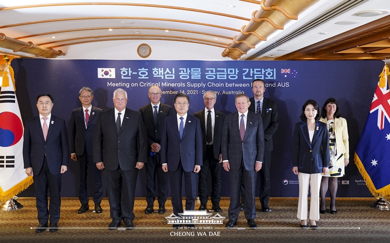 ▲ 문 대통령은 14일 호주 시드니에서 ‘한-호주 핵심광물 공급망 간담회’를 주재하며 광물 분야기업인들을 만나 실질적인 양국의 핵심 광물 협력 확대 방안을 논의했다. 호주는 니켈, 코발트, 리튬 매장량 세계 2위이자 희토류 매장량 세계 6위의 자원 부국이다. 이 자리에서 문 대통령은 “두 나라가 신뢰를 갖고 굳게 손을 잡는다면 글로벌 공급망 안정과 탄소중립을 앞당기는 데 크게 기여하게 될 것”이라며 “두 나라가 핵심광물 공급망 협력을 시작으로 상생 번영의 미래로 더 힘차게 나아가기를 기대한다”고 말했다. 청와대 페이스북