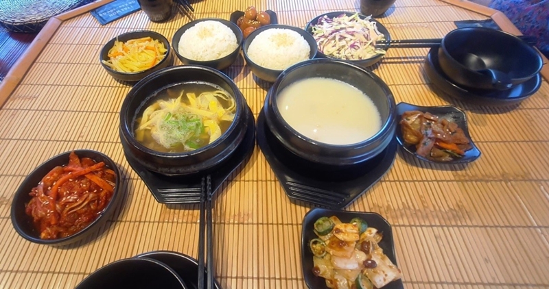 Honorary Reporter Bui Thai Huong from Vietnam tried galbitang (beef rib soup, left) and gomtang (ox bone soup) through the promotional event 