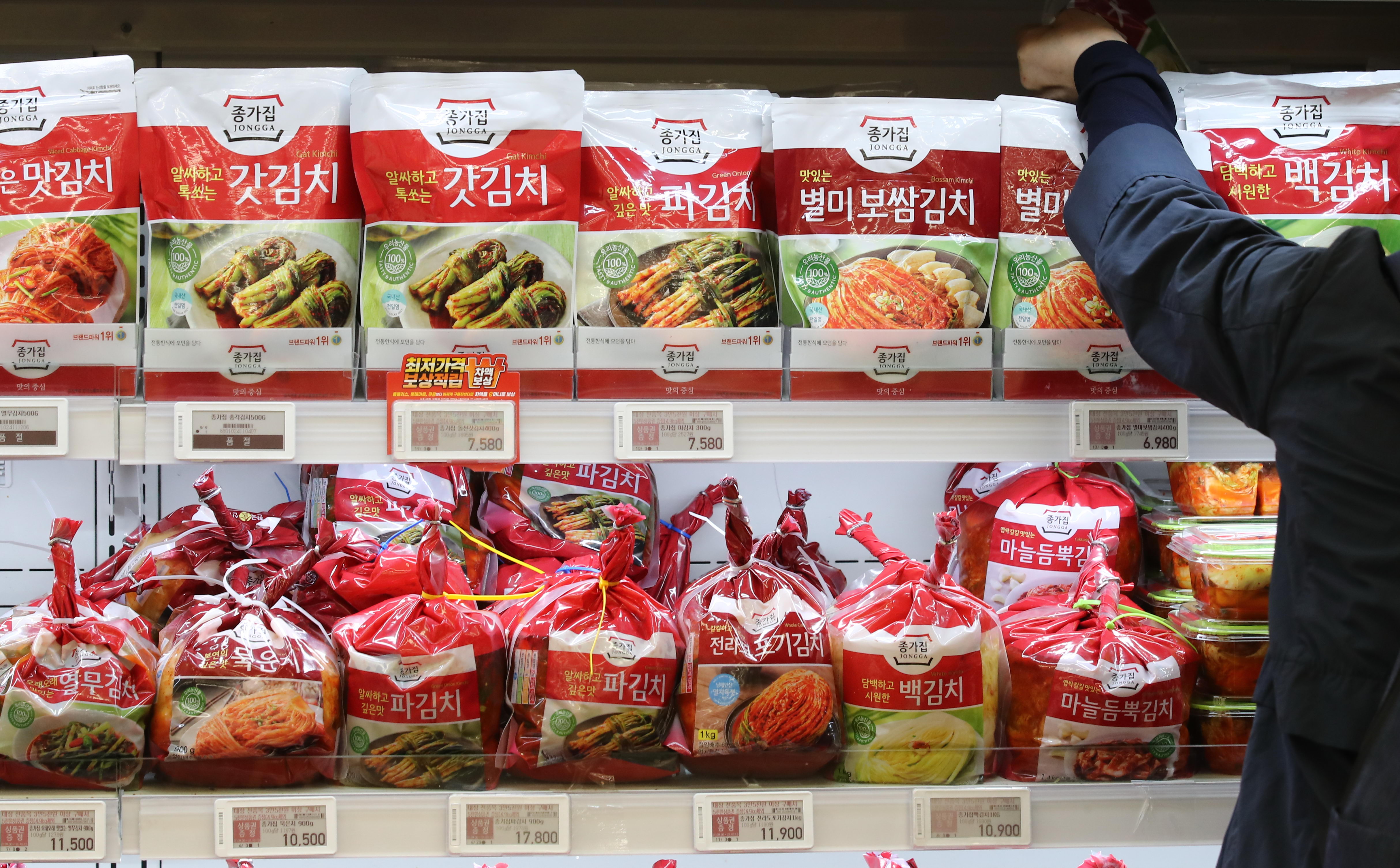 Kimchi exports last year reached a record high, with the spicy condiment seeing a trade surplus for the first time in 12 years. The photo shows kimchi products on Oct. 12, 2021, at a discount store chain in Seoul. (Yonhap News) 