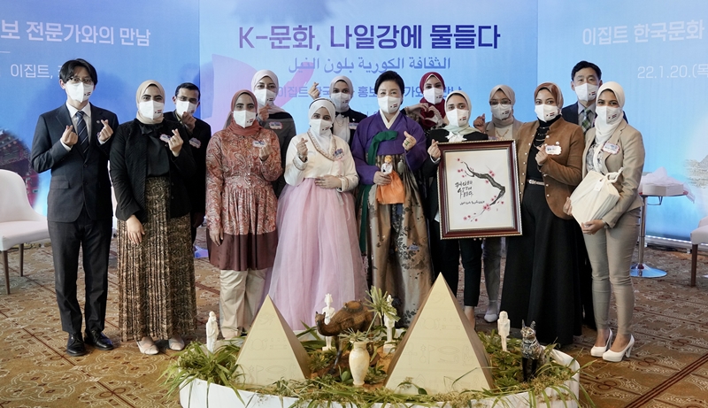 ▲ 김정숙 여사가 20일(현지 시간) 이집트 카이로 세인트레지스 호텔에서 코리아넷 이집트 명예 기자, K-인플루언서 등과 간담회를 한 뒤 기념촬영을 하고 있다.