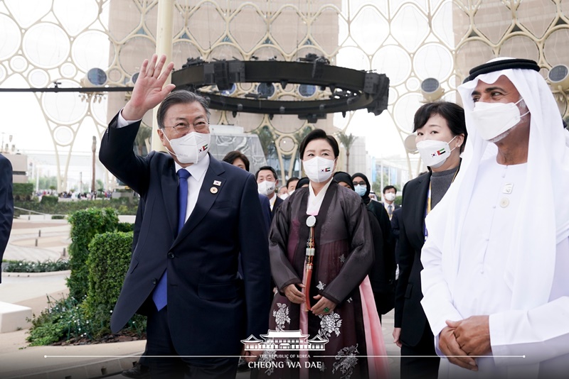 President Moon Jae-in and first lady Kim Jung-sook on Jan. 16 attended an official event for Expo 2020 Dubai's Korea National Day held at Al Wasl Plaza in Dubai. President Moon said, 