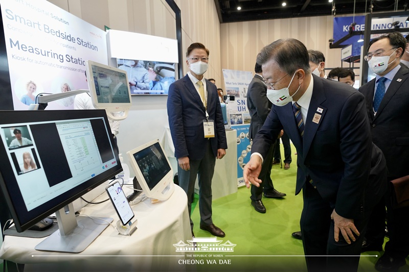 President Moon Jae-in and first lady Kim Jung-sook on Jan. 16 attended an official event for Expo 2020 Dubai's Korea National Day held at Al Wasl Plaza in Dubai. President Moon said, 