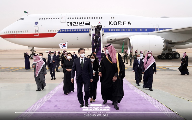 President Moon Jae-in and first lady Kim Jung-sook on Jan. 16 attended an official event for Expo 2020 Dubai's Korea National Day held at Al Wasl Plaza in Dubai. President Moon said, 