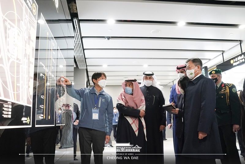 President Moon Jae-in on Jan. 19 visited the construction site of the Riyadh Metro project, carried out by Samsung C&T, and encouraged the workers. The president said, 