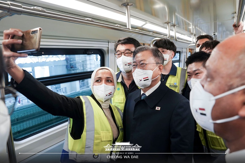 President Moon Jae-in on Jan. 21 visited the Adly Mansour Station of Cairo Metro Line 3 and held a meeting with the workers of the Hyundai Rotem Co. This is the largest heavy and light maintenance base in the Middle Eastern and African regions as well as the delivery site for 256 vehicles for Line 3 where Hyundai Rotem won the overseas construction project in 2017. President Moon said that he boarded a train that the workers constructed on his way to the site it was very smart and nice both inside and outside.