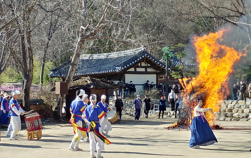 The ritual of burning a daljib (moon house) is held at Korean Folk Village in Yongin, Gyeonggi-do Province. (Elias Molina)