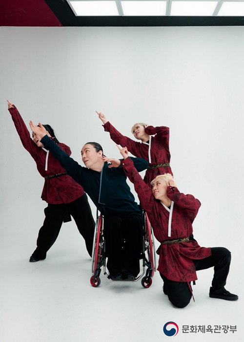 Wheelchair dancer Kim Yong-woo and Mismolly, a seven-member dance crew, express an event of this year's Beijing Winter Paralympics. (Ministry of Culture, Sports and Tourism) 
