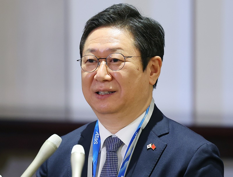 Minister of Culture, Sports and Tourism Hwang Hee on Feb. 5 holds a news conference about Hanbok appeared at the opening ceremony of the 2022 Beijing Winter Olympics at the Main Media Center for Beijing Winter Olympics. (Yonhap News)