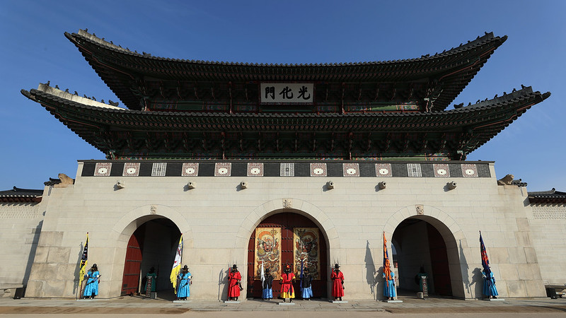 Royal guards at Gyeongbokgung Palace in Seoul's Jongno-gu District on Jan. 27 stand in front of Gwanghwamun Gate, which has hanging on it two munbaedo paintings.