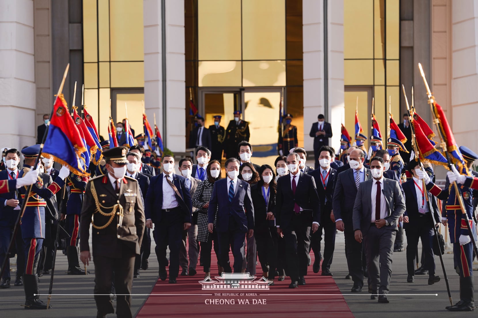 President Moon Jae-in on Jan. 21 heads to the presidential plane Code One at Cairo International Airport in Egypt after completing his three-Arab nation tour of the United Arab Emirates, Saudi Arabia and Egypt. 