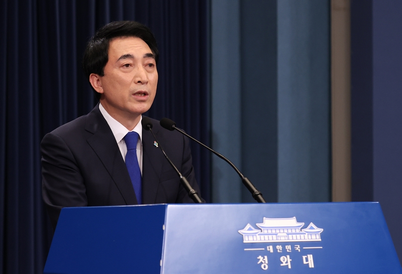 Cheong Wa Dae on Feb. 27 announced that the nation successfully tested a long-range surface-to-air missile and low-altitude missile defense. Shown is Special Secretary to the President for Public Communication Park Soo-hyun in June last year giving a briefing. (Yonhap News) 