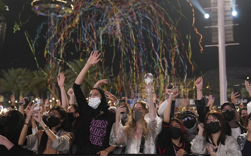 The Korea Foundation on March 3 said in a report on Hallyu (Korean Wave) abroad that the number of Korean Wave fans worldwide at the end of last year hit 156.6 million in 116 countries. Pictured are fans on Jan. 16 cheering at a K-pop concert held at Jubilee Park of the Dubai Expo in the United Arab Emirates. (Yonhap News)