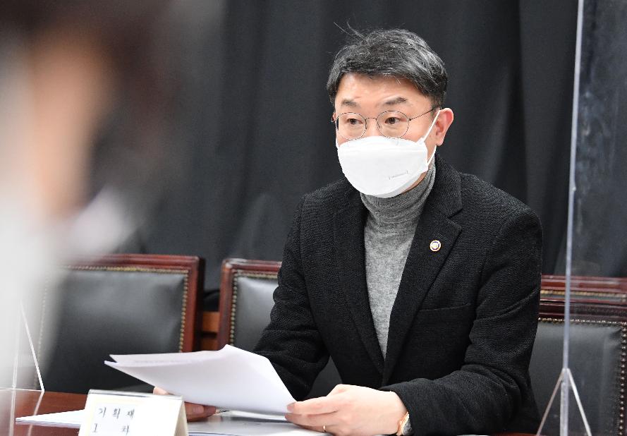 First Vice Minister of Economy and Finance Lee Eog-weon on March 6 chairs the 12th meeting of an emergency government task force on the Ukraine crisis at Government Complex-Seoul. (Ministry of Economy and Finance