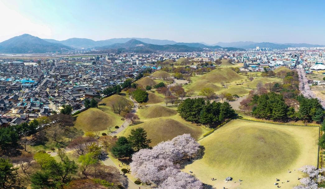 The Ministry of Culture, Sports and Tourism on March 8 said six cities including Gyeongju have been designated for the ministry's intelligent technology-based smart tourism project this year. Shown is a scenic view of the Daereungwon Tomb Complex at Gyeongju Historical Sites in Gyeongju, Gyeongsangbuk-do. (Korea Tourism Organization) 