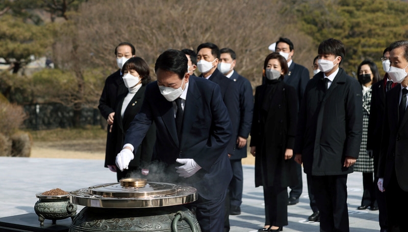 President-elect Yoon Suk Yeol on March 10 starts his official duties as the next president by paying his respects at Seoul National Cemetery in the city's Dongjak-gu District. (Jeon Han)